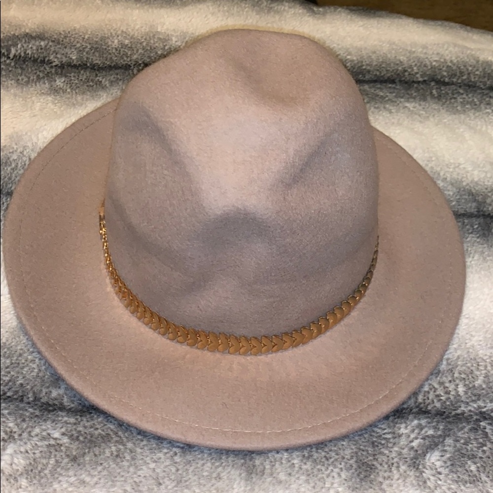 big rimmed hat